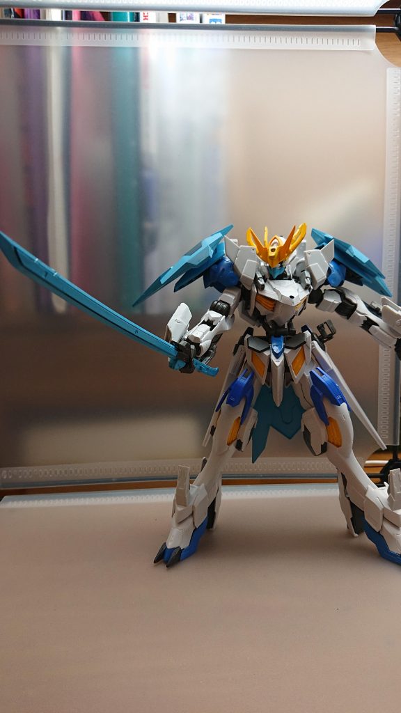 刀剣型遺物 晴天全体が青空の色をした刀の遺物天候を自由に操る力を持っておりさらにその属性を宿した攻撃を繰り出すことができる