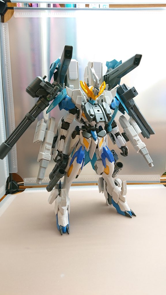 バルバトス晴空雨空(アマゾラ)バルバトスの重火器武装を駆使して戦う遠距離武装形態全身に火器が搭載されており無数の弾丸やミサイルを発射するさらに防御力も特化されており激しい攻撃にも耐えることができるしかし重火器を装備している為機動力が低下している