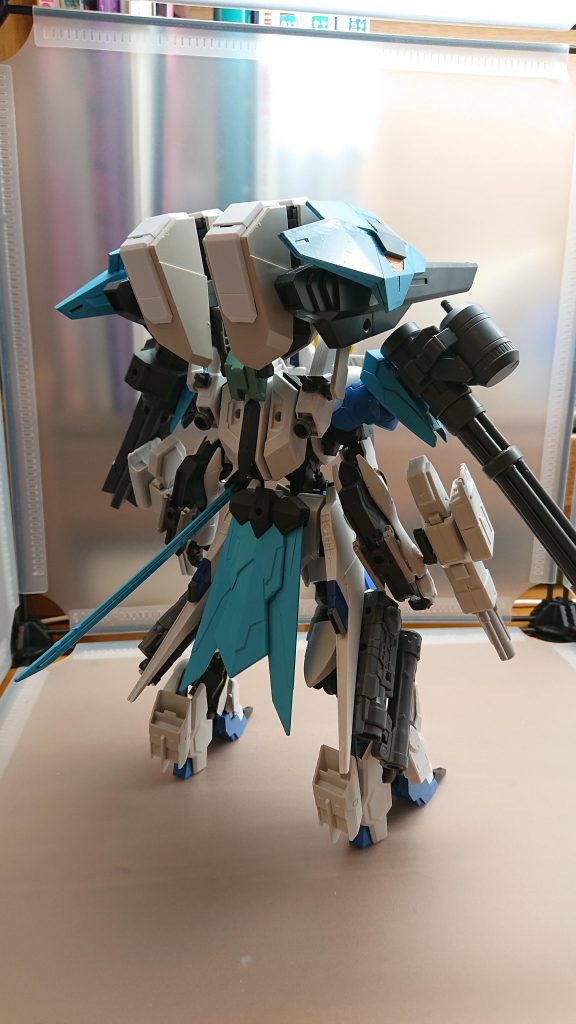 背面にはミサイルポッドが搭載されており上空から玉の雨を降らせる