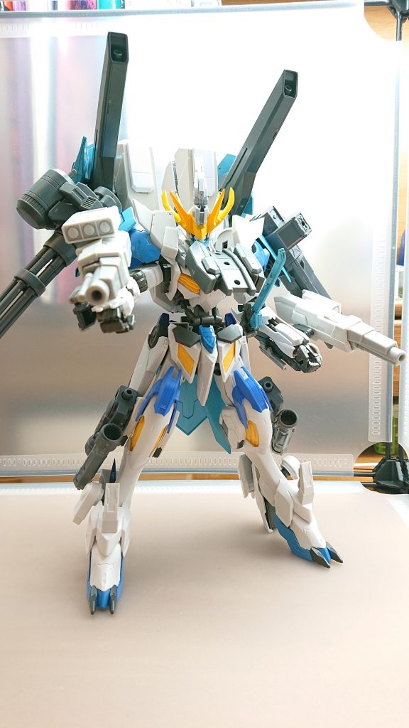 両腕にはミサイルとキャノン砲を装備しておりあらゆる装甲を破壊することができる