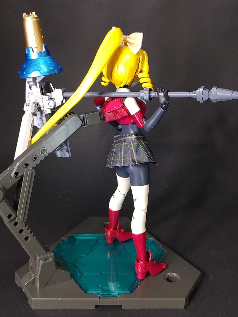 頭部はダイバーナミを使いました。前髪の巻き髪は、棒状に伸ばしたエポパテを爪楊枝に巻き付けて作りました。ポニーテールはFA･G迅雷の物を使ってます。リボンは100均の手芸の材料です。30MMの防衛作戦用オプションアーマーの胸部パーツをバックパック&ベース接続穴にしました。