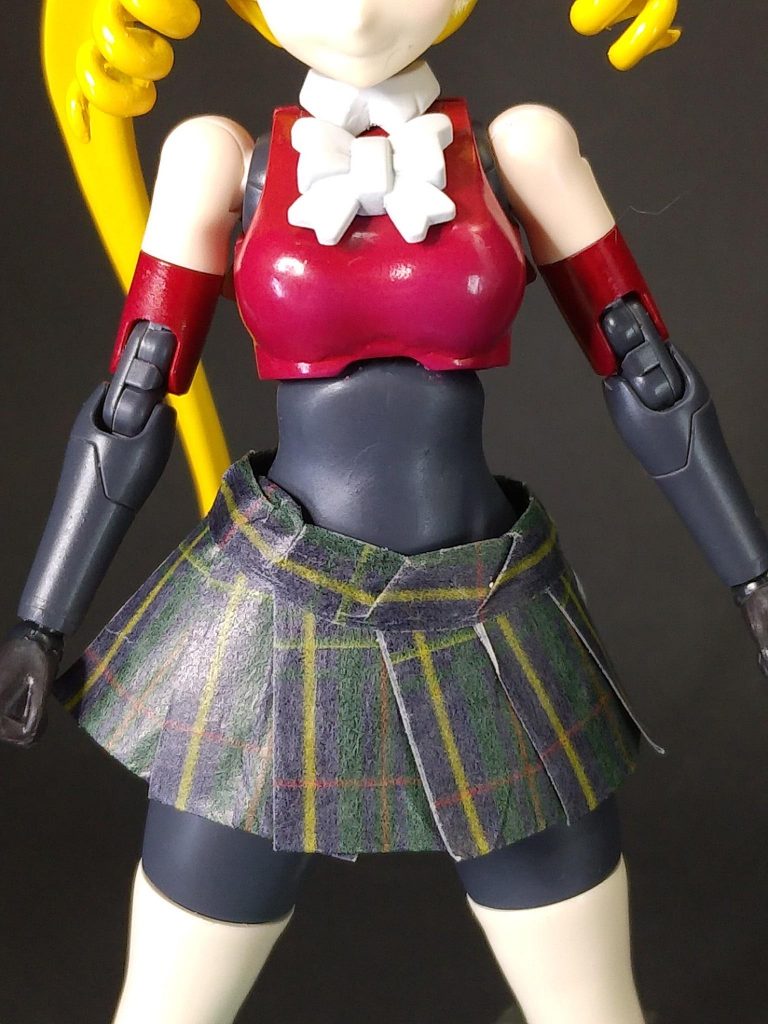 胸はサラちゃんからボリュームUP(//∇//)大きすぎず、小さすぎない美乳を目指しました(o´∀`)bサラちゃんの背中のリボンを胸元に持ってきました。スカートはマスキングテープで作製。作り方はコトブキヤのブログを参考にしました。