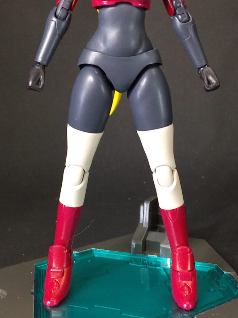 スカートをキャストオフ！スパッツを穿いてるので大丈夫･･･なはず。お腹は合わせ目消しとスカートの接続穴をパテ埋め。腰の左右の可動が無くなってしまいますが、腰のラインをキレイにするために脇腹とパンツの隙間をパテで埋めました。