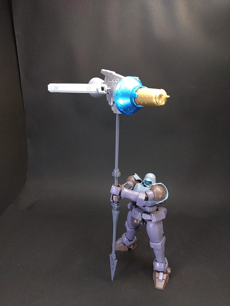 ［ミョルニル：ハンマー］ハンマーに修復するガンプラのスキャンデータを転送、対象ガンプラに叩き込む事でハンマー内部のナノマシンを流し込み、ダメージの回復速度を速める事ができる。ガンプラバトルにも使用可能で後部のバーニアに点火する事で強力な一撃をくり出す。