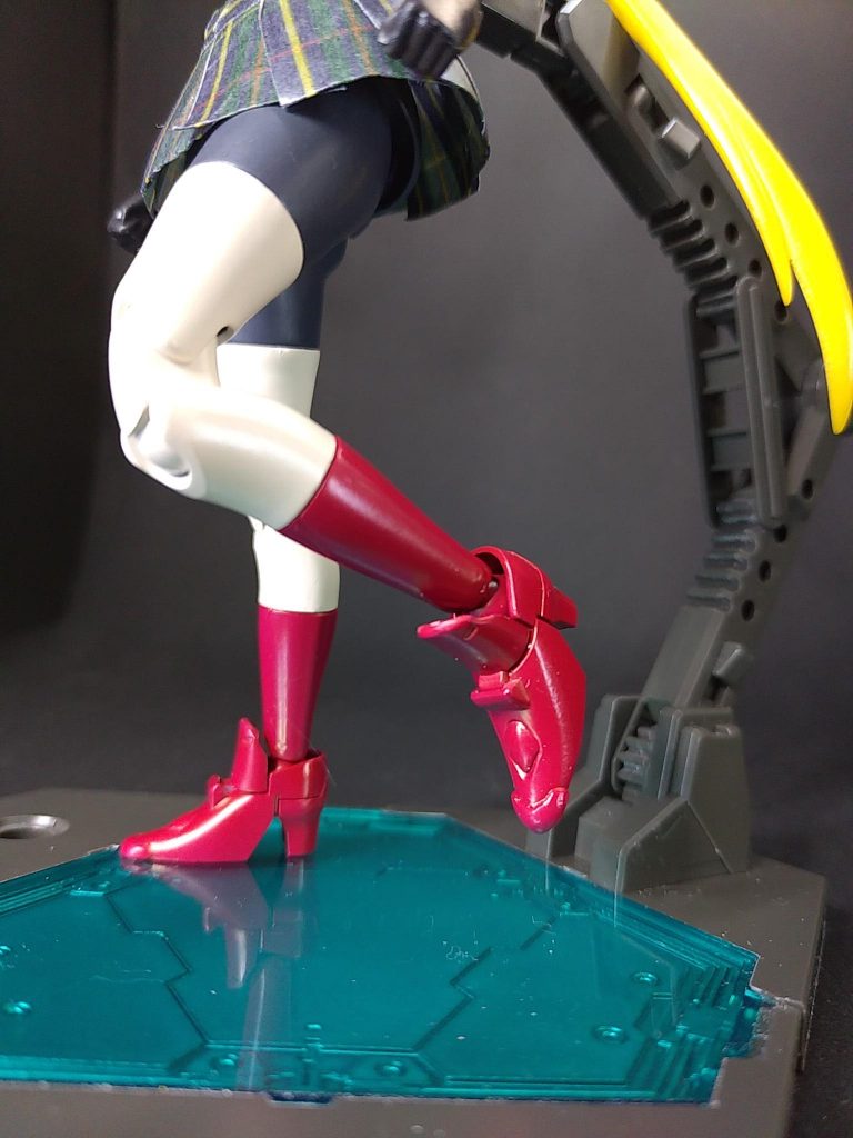 脚が長く感じたので、スネパーツを短くカット。脚を短くしました。靴はつま先にパテを盛ってエンジニアブーツや安全靴風にしてみました。