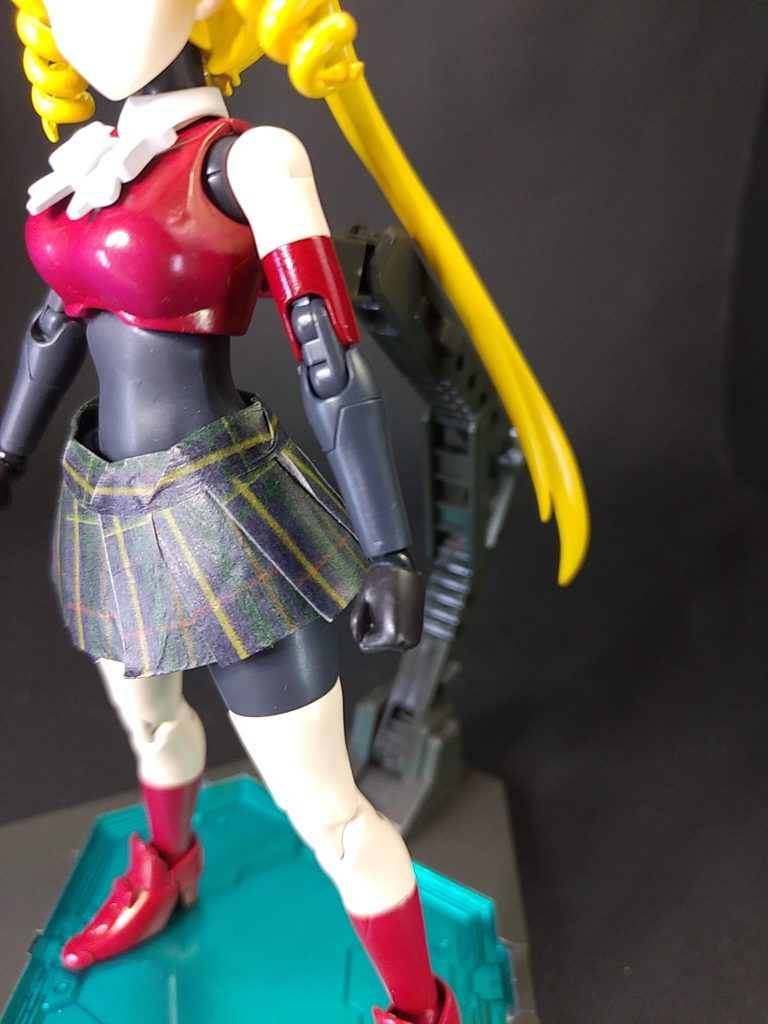 手はFA･Gイノセンティア、手首はFA･Gリストジョイントを使いました。腕は前腕の凸モールドを削り、手首に1mmのプラ板を貼り付けました。2.5mmの穴を開け、ヤスリで少しずつ削りジョイントが緩くならないように調整しました。