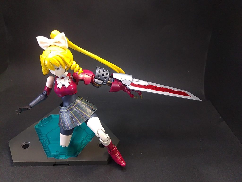 モビルドールサラのMS状態の肩に胸パーツを接着、二の腕から手首まではモビルハロ、手は30MMの防衛作戦用オプションアーマーを使いました。刃はHGBCスピニングブラスターのソードパーツを使いました。