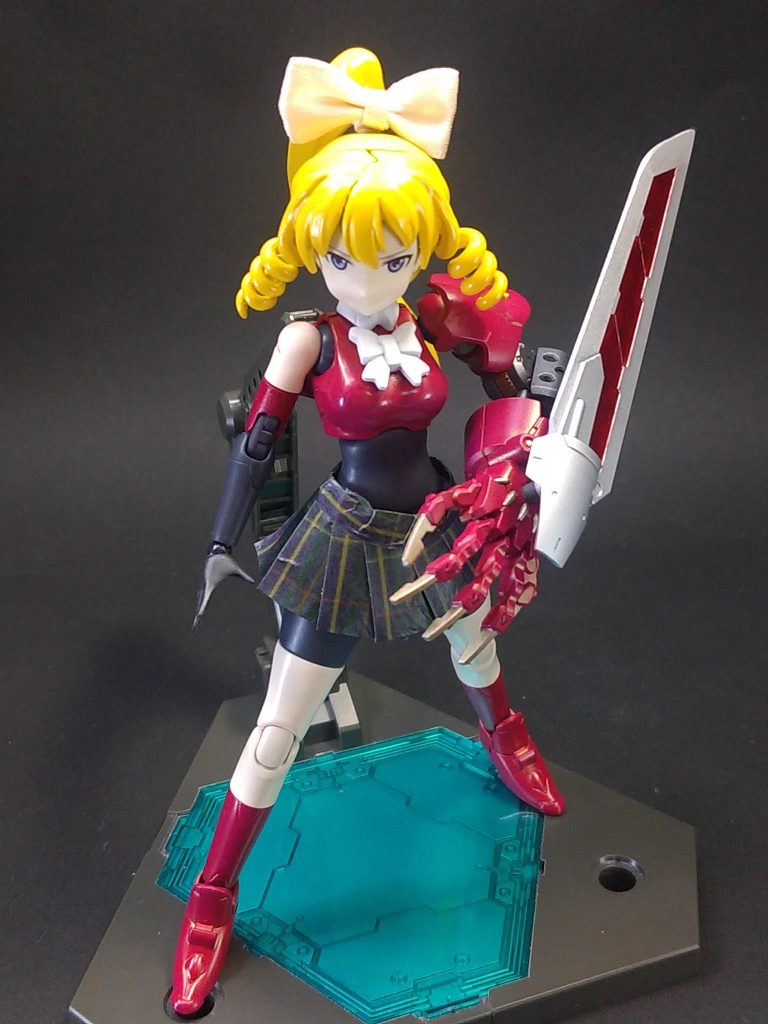 ［ベルセルクアーム］巨大な刃が付いた大型作業用アーム。パーツの切断、加工に使用される。ミオが自作した強化腕でアバターの強化装備として装着する。ベルセルク＝狂戦士の名を持つが、手と刃の大きさから付いた名前であり、決して制御不能というわけではない。