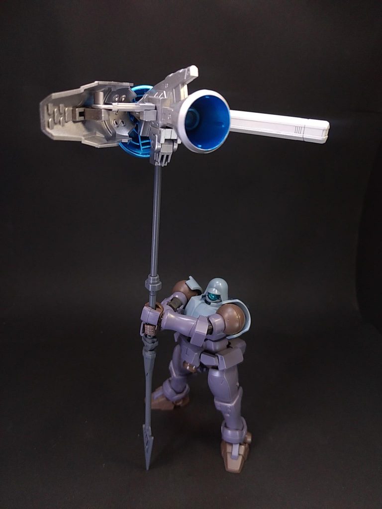 立たせて持つのが難しかったので、アシスタントのリーオーNPDに持ってもらいました^^;M.S.Gバトルランスを中心に30MMのポルタ･ノヴァ用オプションウェポンやオプションバックパックを使いました。後部のバーニアはM.S.GバーニアノズルIVの一番大きい物を使いました。