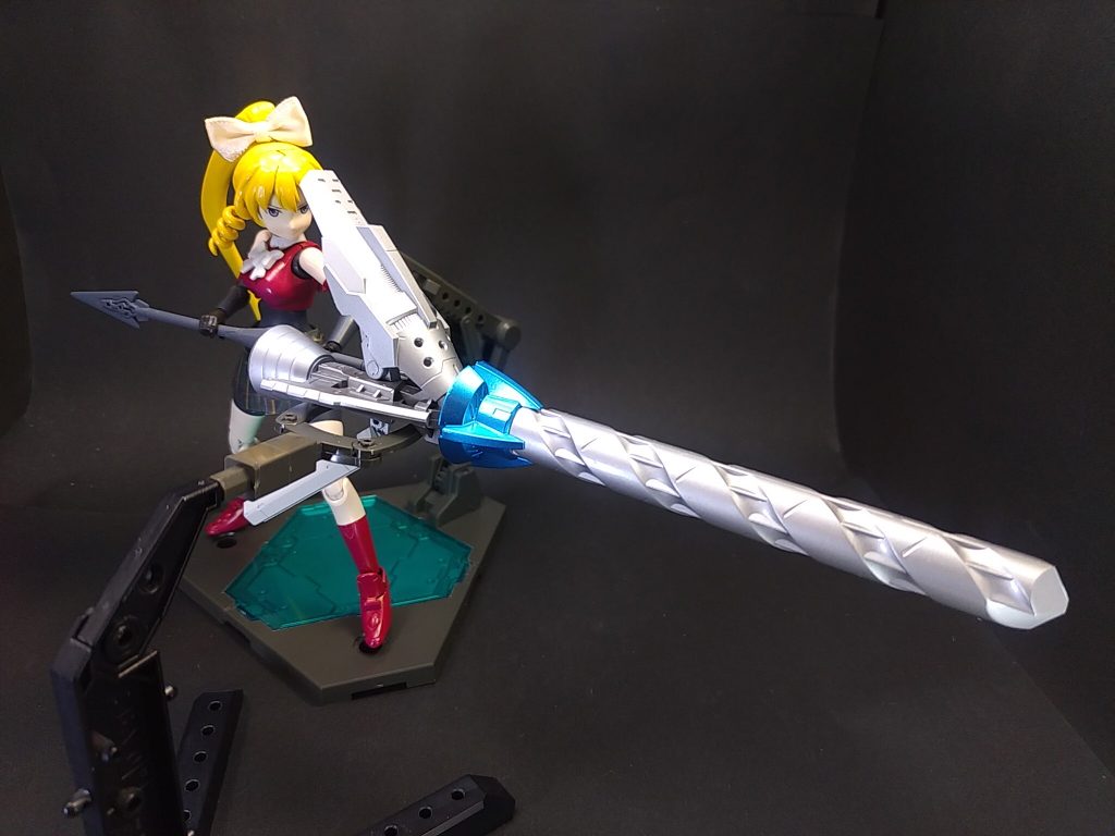 ［ミョルニル：ピンバイス］ミョルニルの先端部をピンバイス型のドリルに換装し、ガンプラに直接接続穴を空ける装備。武装の追加や機体の応急修理に使用される。ハンマー同様ガンプラバトルに使用可能で、並の装甲なら簡単に穴を空ける事ができる。また、長さがあるので内部構造にもダメージを与える事が期待できる。ドリル部分はM.S.Gボルテックスドライバーを使いました。