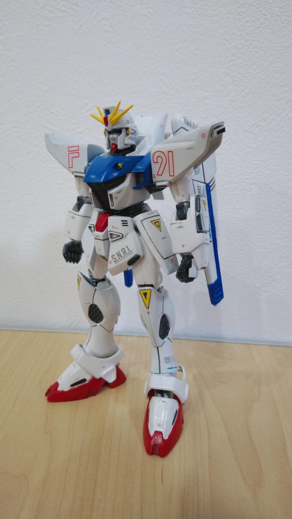 塗装はホワイトのみスプレー、あとは筆塗りしF91用デカール貼り付け。改造等は特には施しておらずほぼキットのまま、合わせ目もそのまま^_^;