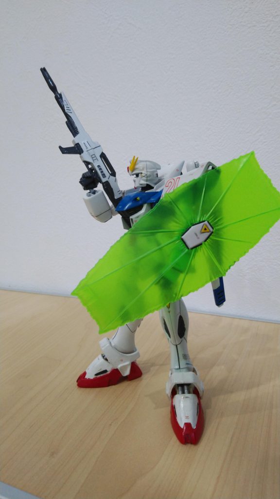 ビームシールドにビームライフル、こちらが標準装備になっております。ビームシールドもとてもセンセーショナルでした。考えたひとエラい。