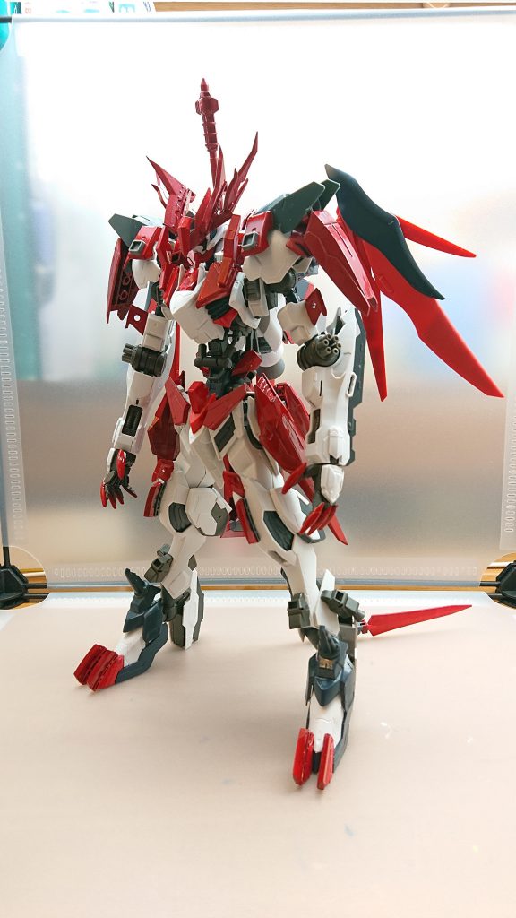 バルバトスリコリス全身が彼岸花と同じ色をした機体で心に熱い情熱を宿している人間にのみ操縦することができる悪魔に似た姿をしており多くの人々から恐れられ敵からは機体を見たものは生きて帰れないと言われている高い機動力とパワーを宿しており変幻自在の大鎌 曼珠沙華(カンジュシャカ)を武器に戦闘を行う