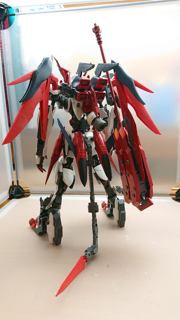 背面には大型ウィングとブースターが搭載しており、腰にはテイルブレードが装備されている