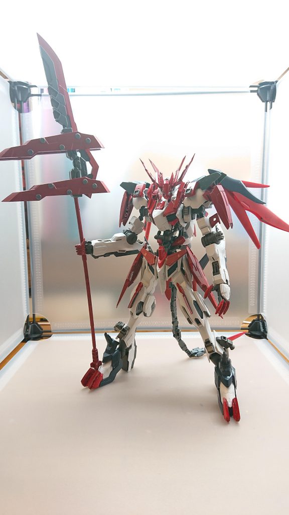 巨大鎌 曼珠沙華(カンジュシャカ)大鎌形態バルバトスリコリスが使用する巨大な鎌状の武器状況に応じて3種類の武器に変形することが可能であらゆる敵機体との戦闘に対処することができる使用しない時はバックパックに収納されている大鎌形態はバルバトスリコリスが基本的に使用する形態で斬撃に特化している