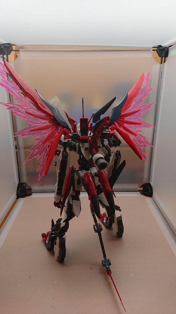 この状態では背面のウィング、ブースターが展開されており、ウィングには粒子を纏った翼が生み出される