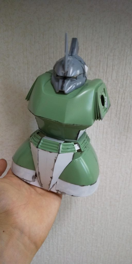 腰部分はMGよりの形になるように修正しました。ここからパテを盛っては削り盛っては削り壊れ、盛っては削りの地獄が始まる…