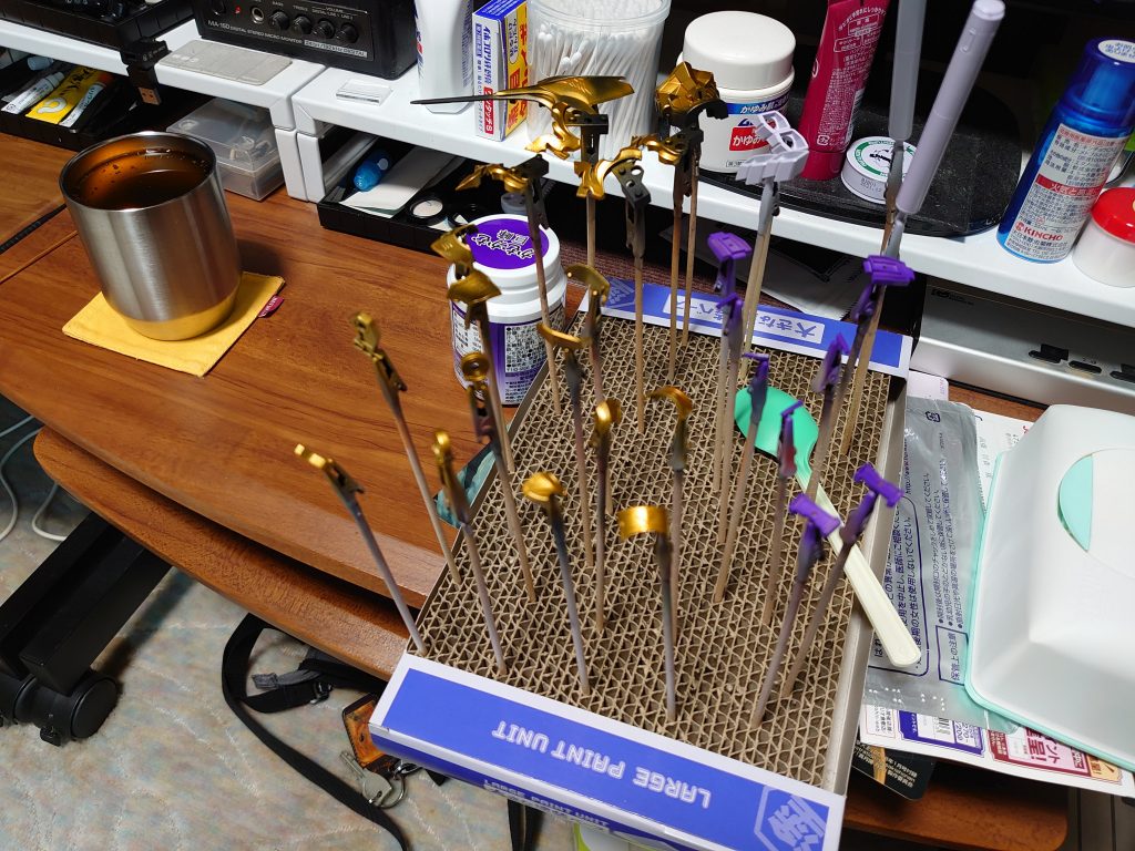 エングレービング部分は先にラッカーでゴールドを塗装。