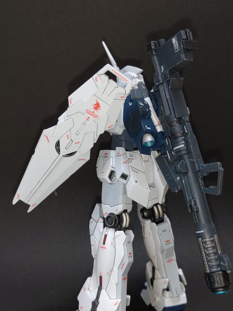 左後ろからバックパックはクレオスとタミヤのネイビーブルーで塗り分けしています。