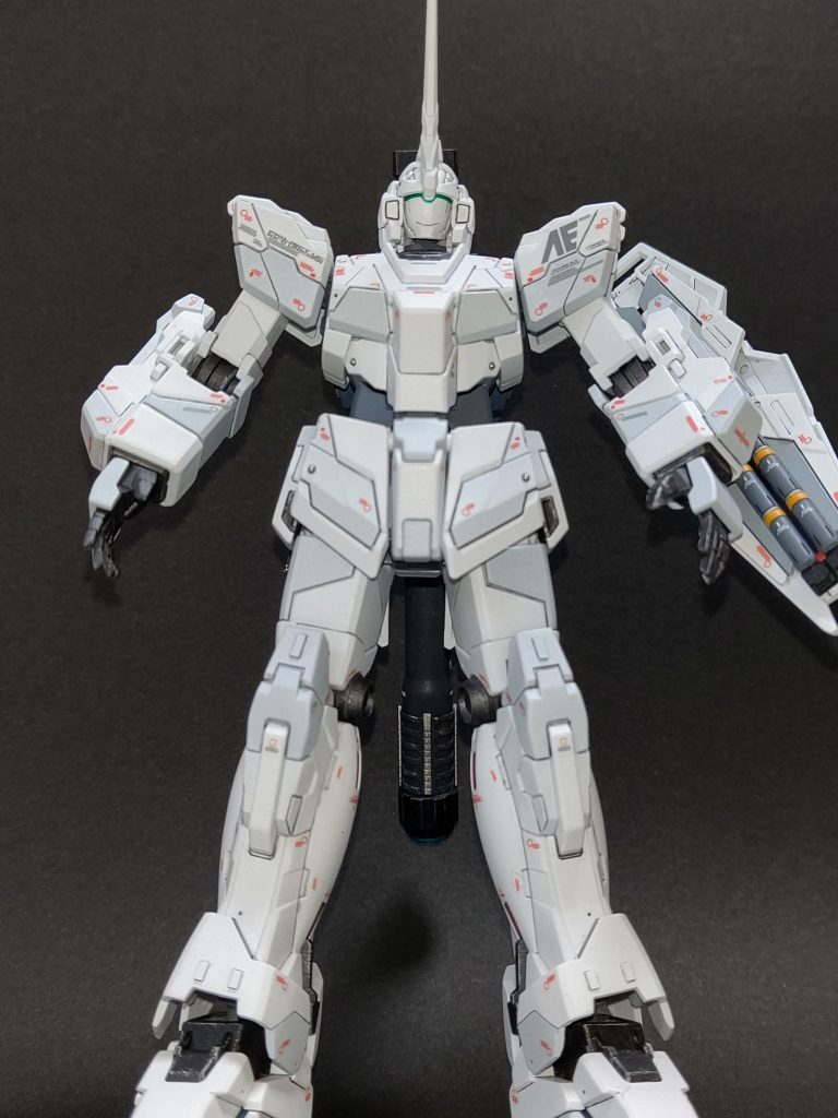 正面煽りでホワイトは部分的にグレー下地で塗り分け