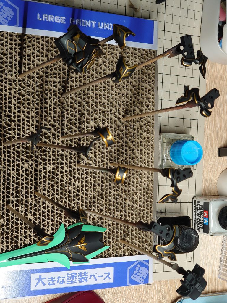 その後に、エナメルのブラックを塗装してふき取りました。