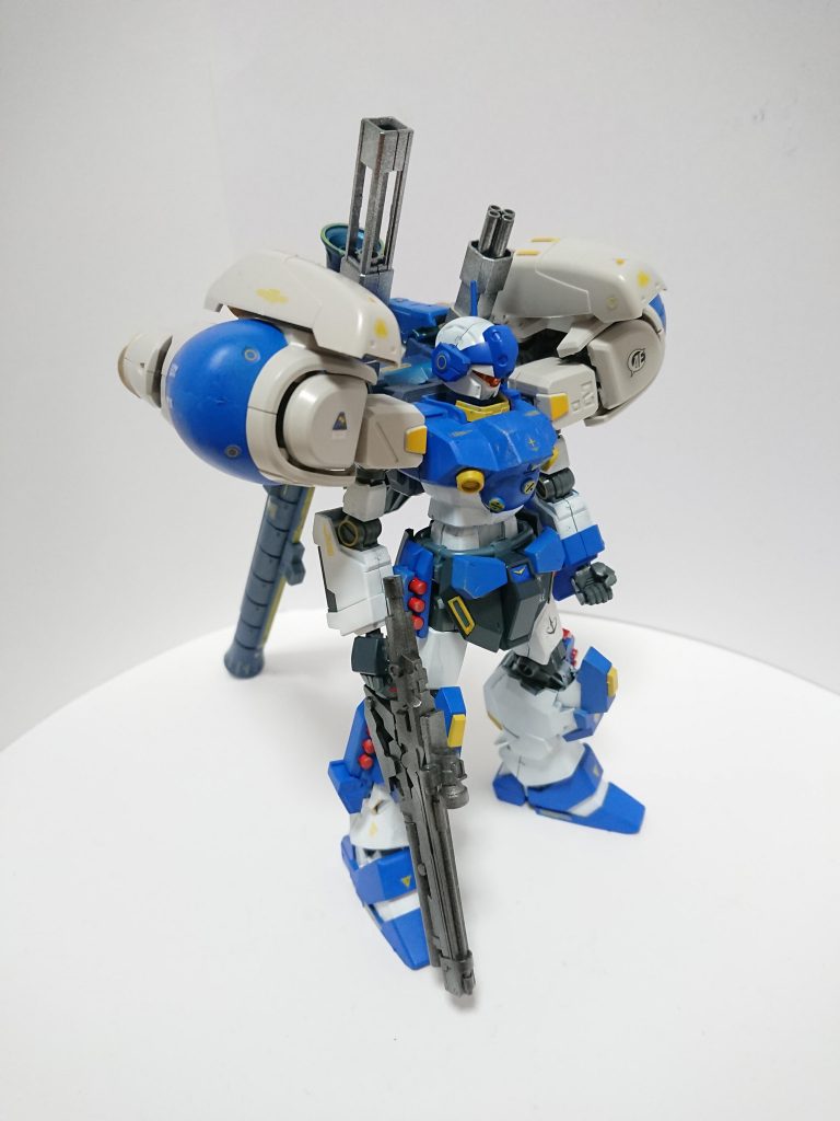 肩のスラスターはピンバイスで穴を開けて固定。意外と安定してます。