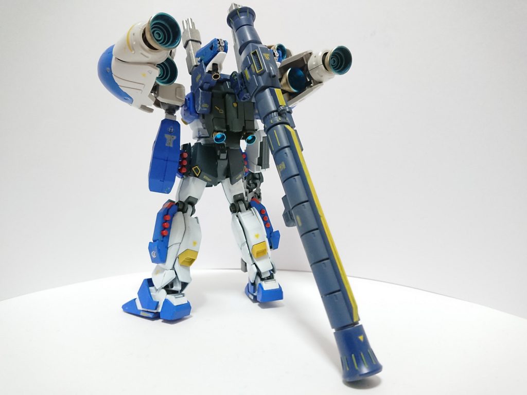 巨大なバズーカはバックパックに取り付け。