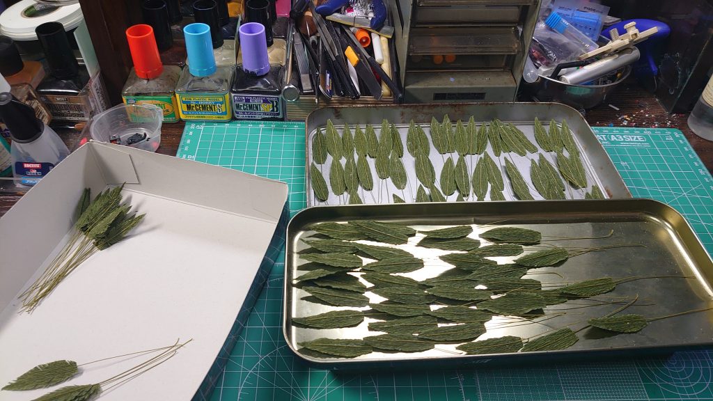 ヤシの葉はクレープペーパーを切り出し造花用の針金に接着。ヤシの木一本当たり３５~４０枚ほど使用。