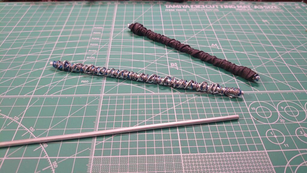 ヤシの木は３ミリパイプにサイズの違う針金をぐるぐる巻きにして、フローラ―テープを巻き、モデリングペーストを塗りました。