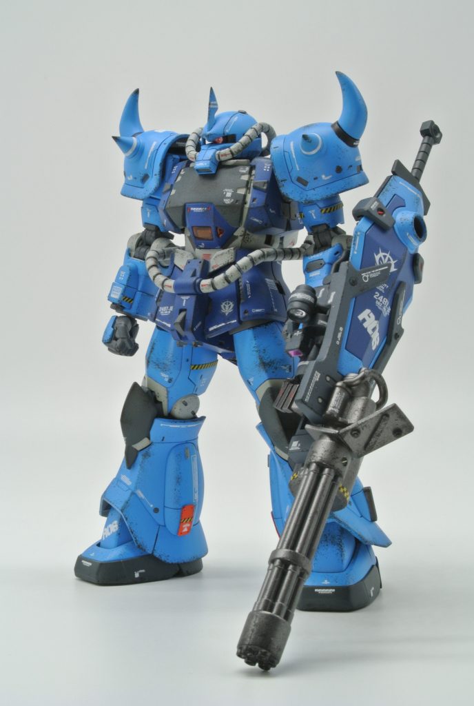 プロトタイプグフ戦術実証機にグフカスタムのガトリンシールドと前腕部をミキシングして作成。プロトタイプグフがカッコいいのでそれにグフカスタムの要素を取り入れたらいい感じのグフができる!と勝手な想像設定にてウェポン試験機にしました。試験機なんで汚しも少し入れてます。やっぱりグフはカッコいいですねぇ。