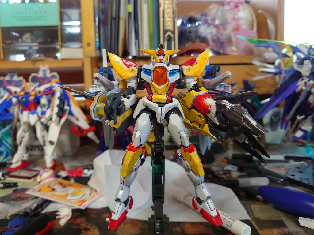 そしてホーンネストガンダムは必殺技としてホーンネストキャノンを使用することができ、小さい隕石なら簡単に消滅させてしまうことができるほどの火力も持つ、動力は擬似太陽炉だがTRANS-AMも使用可能である