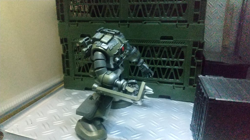 普通のシールドナックルとの違いは後ろに付けられたバーニア、伸縮するゾゴックの腕のギミックと併せて超近接の間合いでも威力を落とさずに殴る事が出来る。