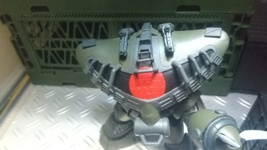 剥き出しのカメラアイに格子を付けて防御耐久性を強化、頭部のバルカンは従来の二連装からアッガイの四連装に変更されている。