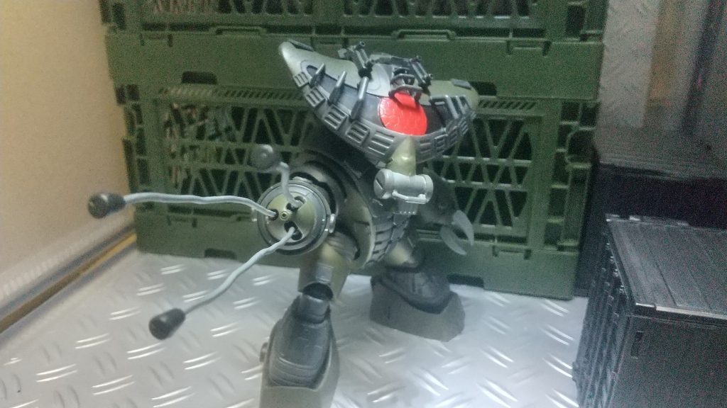 アッグガイのトレードマークのヒートロッドはグフカスタムの様なワイヤー型に変更され本数も三本に。