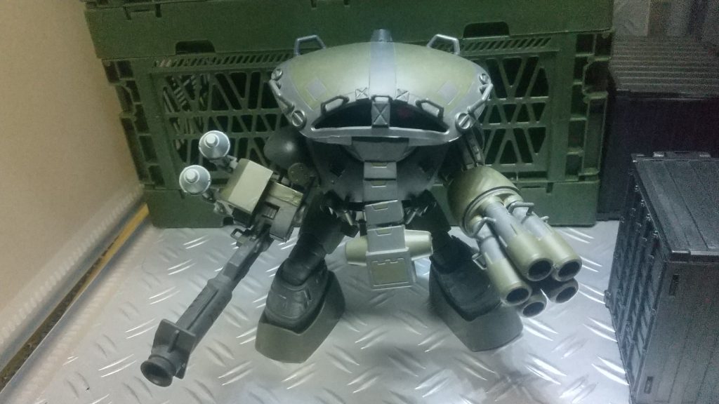 破損した右手にジャイアントバズを取り付けた設定。