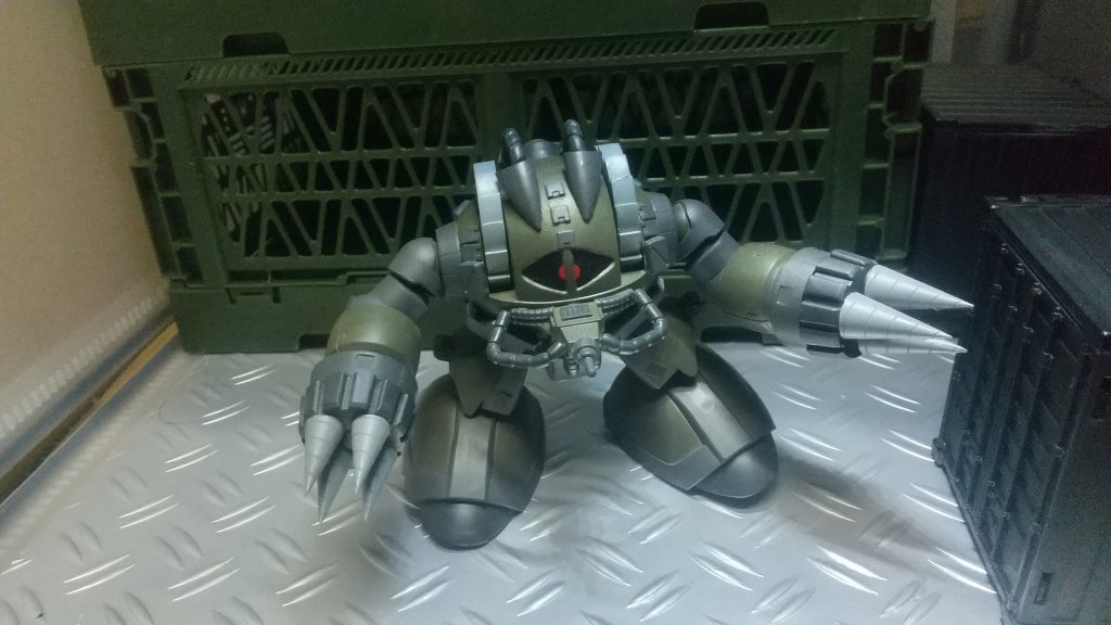 アッグのボディーにズゴックの腕とドムの足をミキシングして元の形より一番の解釈の変更をして作ったキットでした。