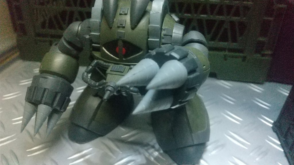 左手の三連ドリルは各ドリルが回転すると同時にアームも回転する設定。