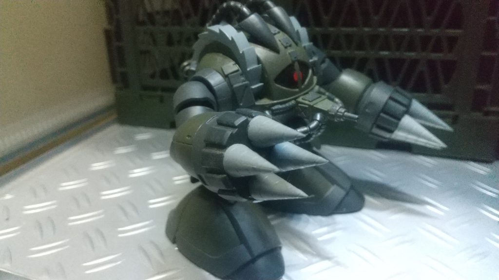 右手には左手よりも少し小さいドリルが四基設置されている。