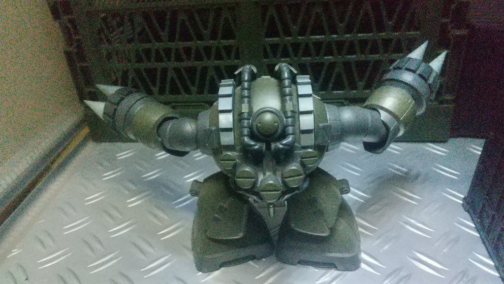 同じホバー繋がりで足をドムの物に変更、縦軸にしか動かなかったボディーの可動域が向上した。