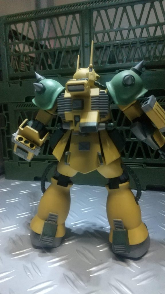 以上、HGのガルマザクに旧キットのデザートザクのパーツ貼っ付けた「なんちゃってデザートザク」でした(笑)