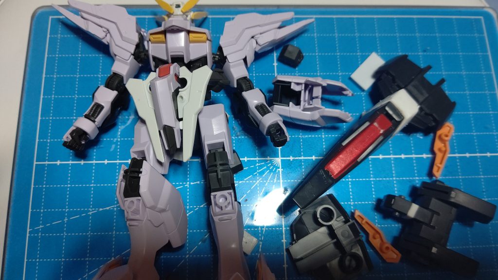 端白星とハルートをメインにとミキシングを始めたのですが、マルコシアスの肩アーマーが良い感じだったので少し改造して使用しました。マルコシアスの肩アーマーは飛行形態への変形にも恩恵がありました。