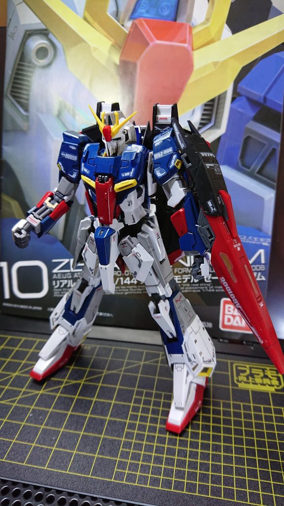 墨入れすると、すごい引き締まる、キットです、このサイズで変形するのは、すごいのですが、ちゃんとはまってないのかな？なんか、あちこち、パーツに隙間が出来て困ってしまいますね(-_-;) 