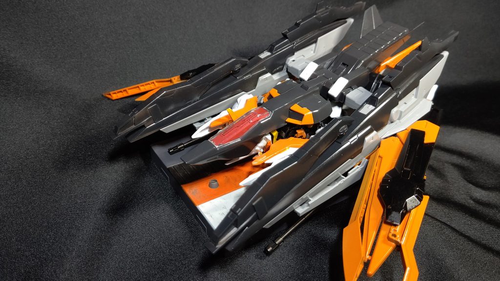 飛行形態にも変形します。