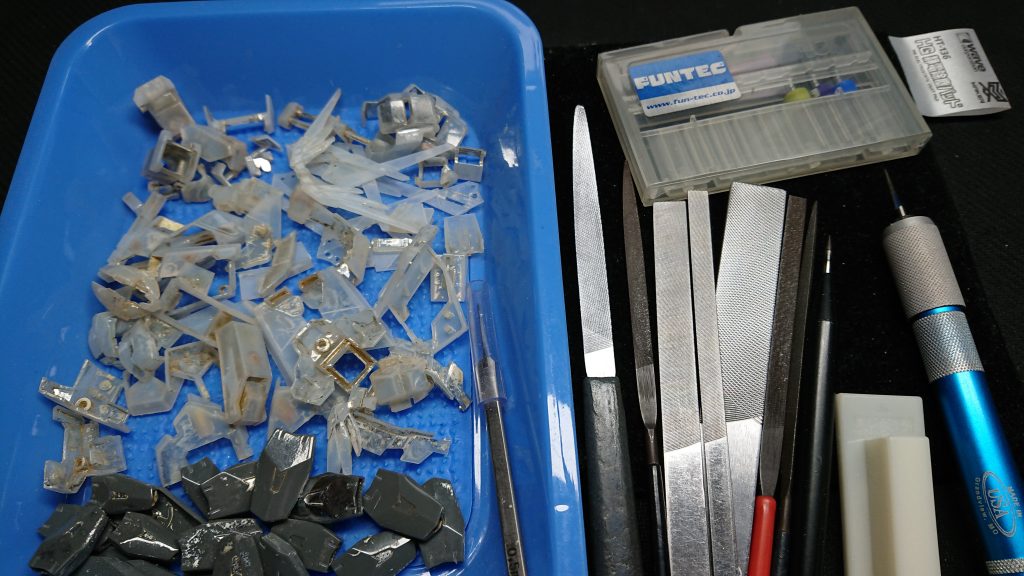 ゲート処理とモールドの追い彫りを。