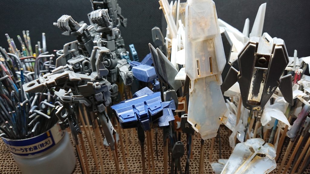 持ち手を着けてサフ吹きの準備。