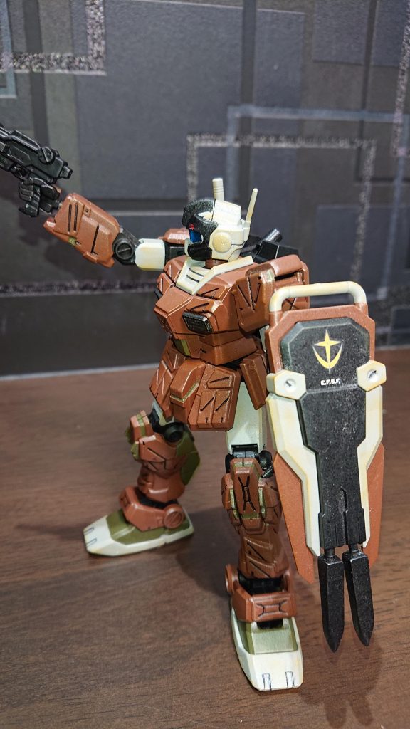 今回の利用キット、カラーは以下の通り。■キットHG ジムストライカー■カラー以下全てタミヤカラーの缶スプレー装甲ブラウン:NATOブラウン装甲グリーン:オリーブドラブ2装甲ホワイト:明灰白色フレーム等ブラック:マットブラックセンサー赤:マイカレッド仕上げ:つや消しトップコート