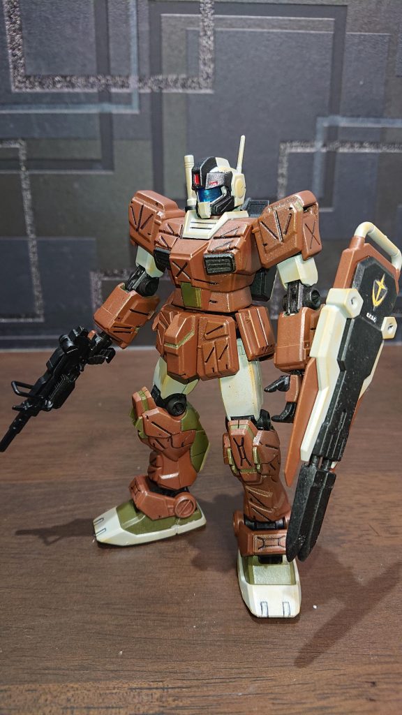 頭の部分の塗り分けもあんまり上手く行かず…。またしても反省の多い仕上がり。色も緑部分は他の色にしてあげた方が良かったかなーと。ジャブロー辺りで哨戒してるイメージにしたかったのですが。皆さんはジャブロー辺りで哨戒していますか?