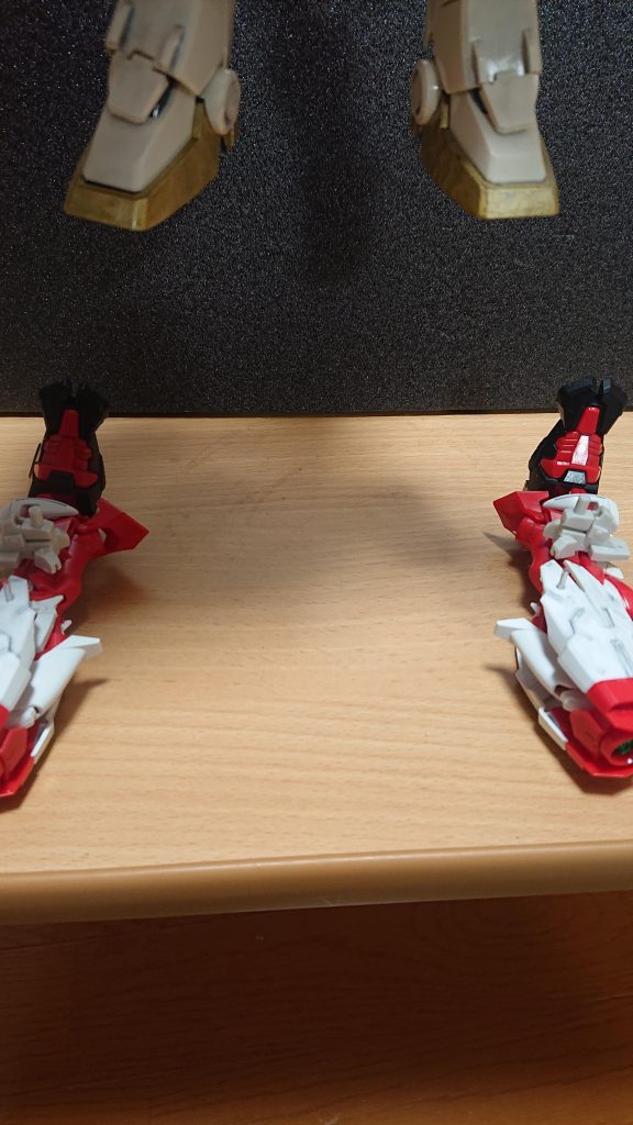 足は下駄として使用。アルミ棒とフレームアームズのジョイントパーツで固定します。しかし、ぐらつき易いです。超合金の安定感が欲しいところです。😅