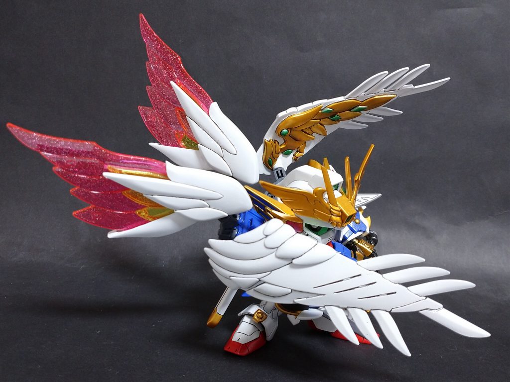 双翼盾(ソウヨクジュン)輝羅鋼の如く、鳳凰が文様が描かれた翼。飛行は勿論、その硬度を生かして防御に用いられる他、直接打撃や相手の視界を遮ることで意表を突く…等、様々な用途がある零凰の第三の武器。