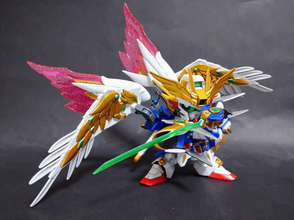 太刀 翠鋼丸 (タチ スイコウマル)精製が難しい輝羅鋼の代替品として研究されている新素材を用いて製作された太刀。研究段階の武具とは言え、切れ味・耐久性共に非常に優秀な性能を示している。この太刀と陰陽刀に使い分けることによる変幻自在の剣術が、零凰の基本的戦闘スタイルとなる。